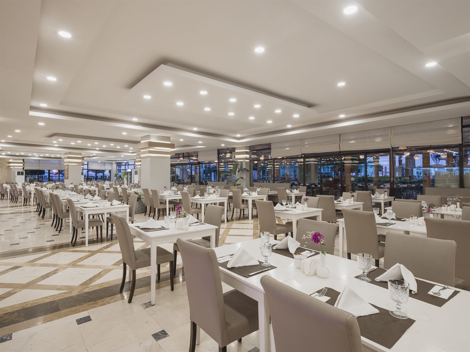 Selectum Family Comfort Side – Meals Main Restaurant