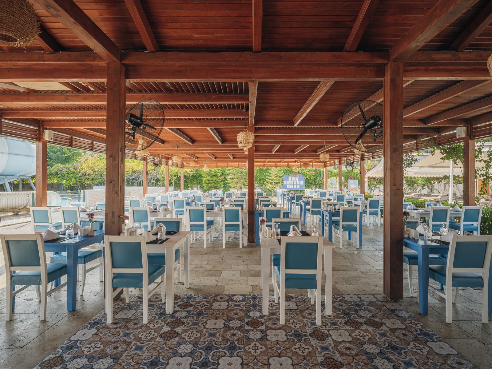 Selectum Family Comfort Side – Meals By The Pool