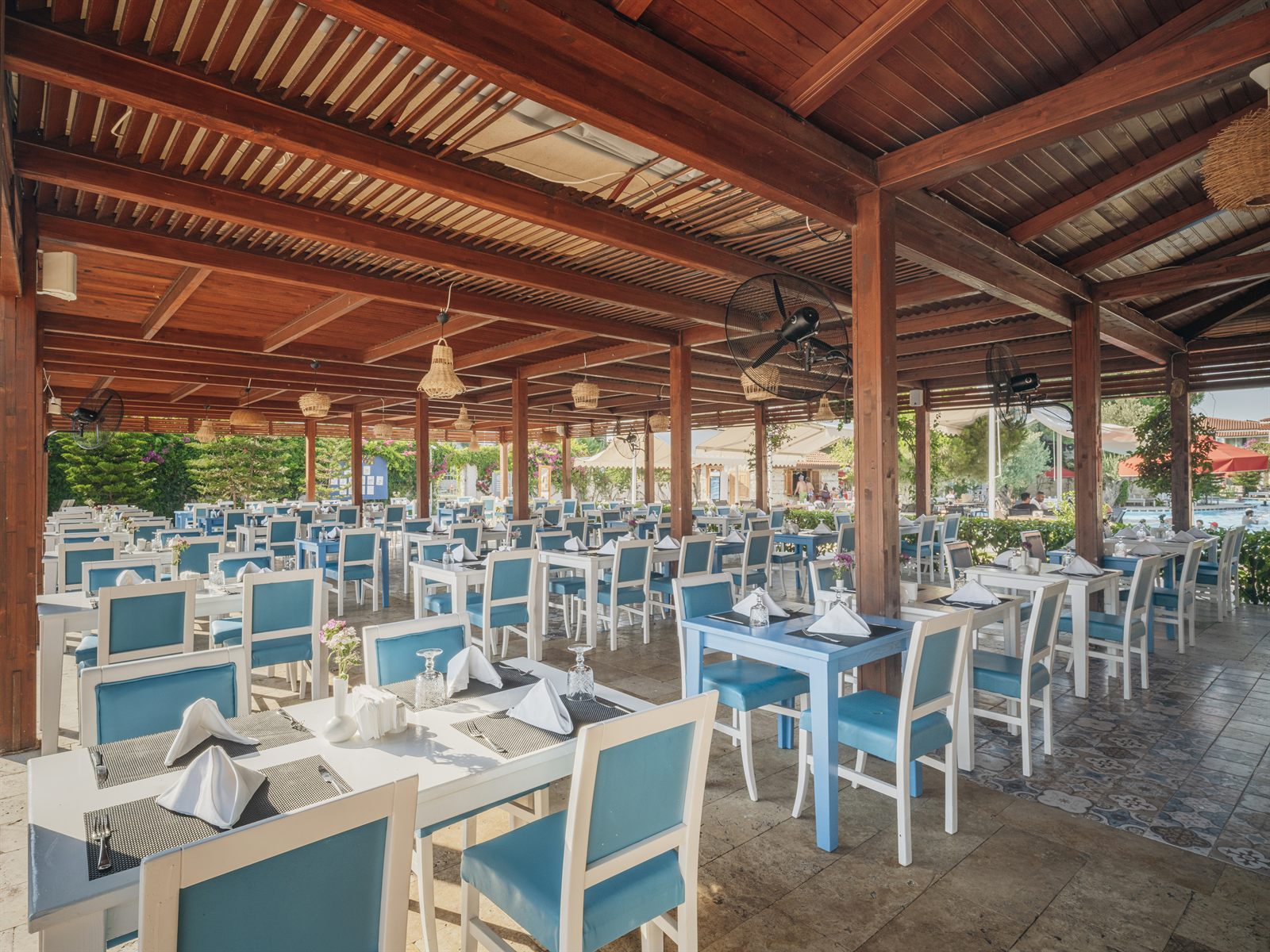 Selectum Family Comfort Side – Meals By The Pool